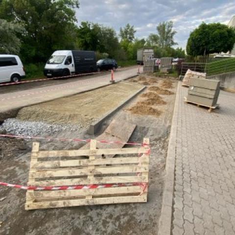 Chodnik przed tylnym wejściem do Centrum Sportu PP w trakcie przebudowy.