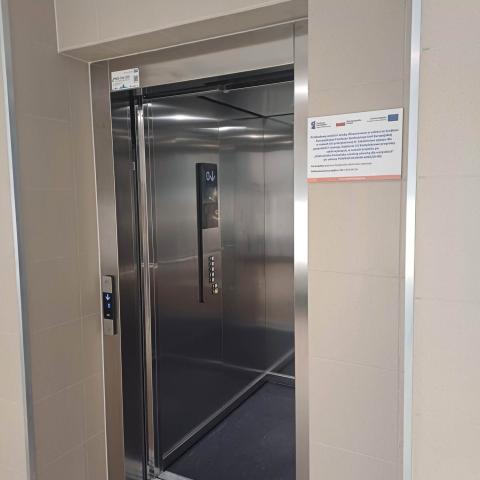 Winda z otwartymi drzwiami