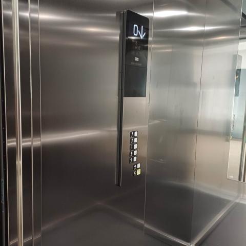 Wnętrze windy. Panel sterujący i lustro