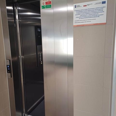 Winda z zamykającymi się drzwiami