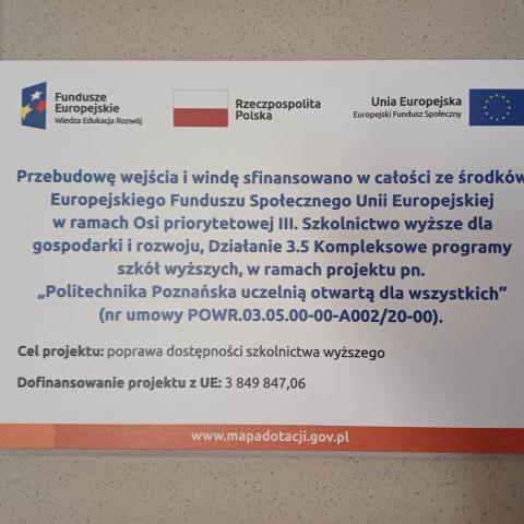 Tabliczka informacyjna po prawej stronie wejścia do windy