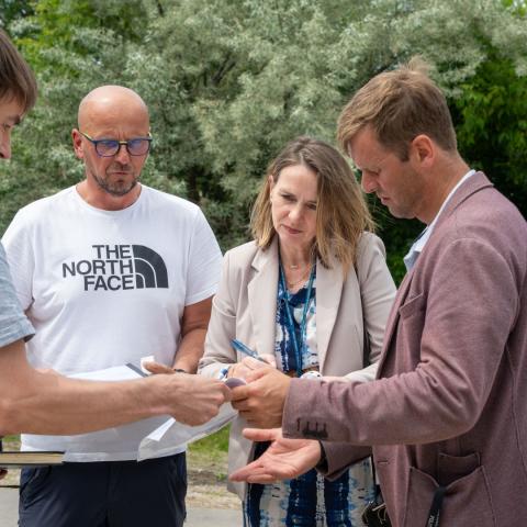 Grupka ludzi zaangażowana w budowę chodnika