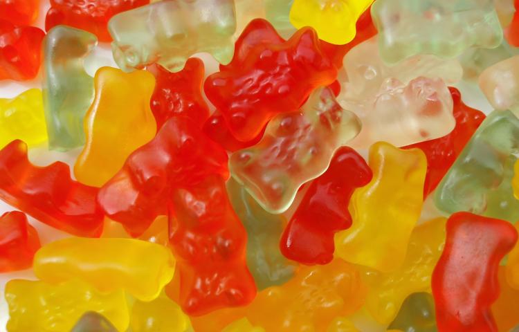 Mnóstwo wielokolorowych żelkowych miśków