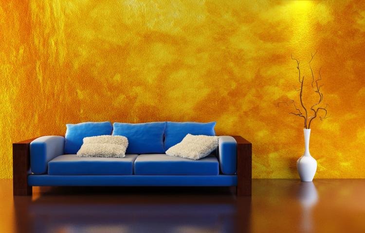 niebieska kanapa na tle pomarańczowej ściany