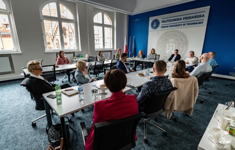 Otwarcie projektu - widok sali konferencyjnej, zgromadzeni słuchają prezentacji prelegenta