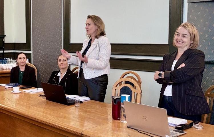 Kierownik projektu i prowadząca w sali, w której spotkanie się odbyło