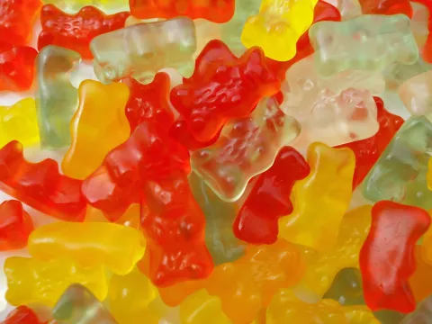 Mnóstwo wielokolorowych żelkowych miśków