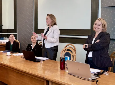 Kierownik projektu i prowadząca w sali, w której spotkanie się odbyło