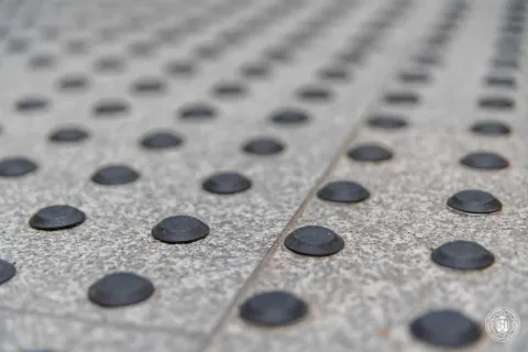 Zbliżenie na oznakowanie poziome - fragmet pola uwagi