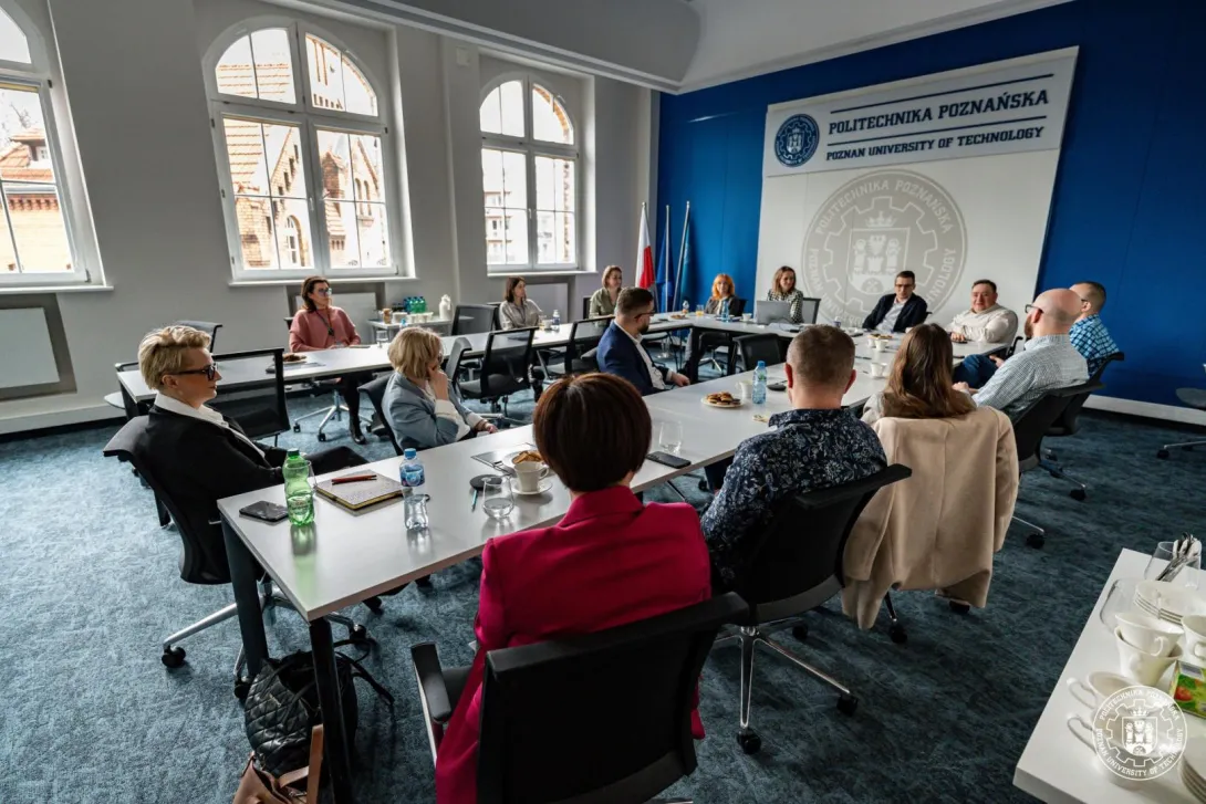 Otwarcie projektu - widok sali konferencyjnej, zgromadzeni słuchają prezentacji prelegenta