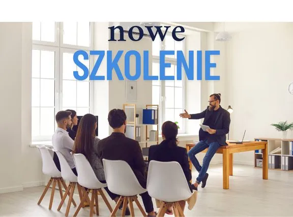 Poglądowe zdjęcie grupy ludzi podczas szkolenia. Napis: nowe szkolenie.